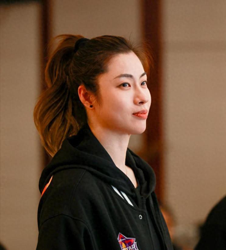 半岛体育-原来她就是江苏女篮教练，年轻美貌实力并存，击败卫冕冠军广东队